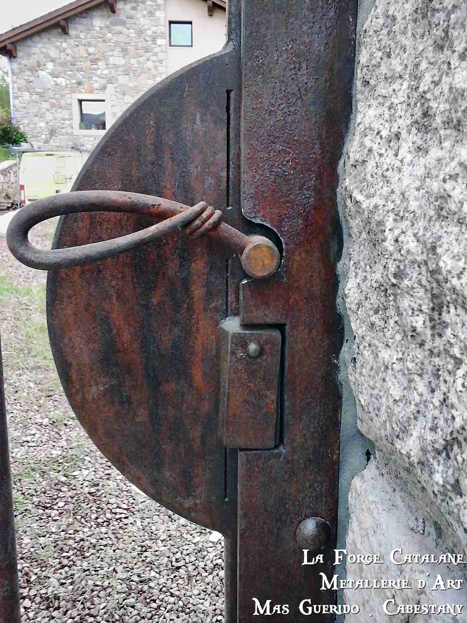 detail portail 2 vantaux rouille vernis motifs ronds caisson serrure forge catalane.jpg